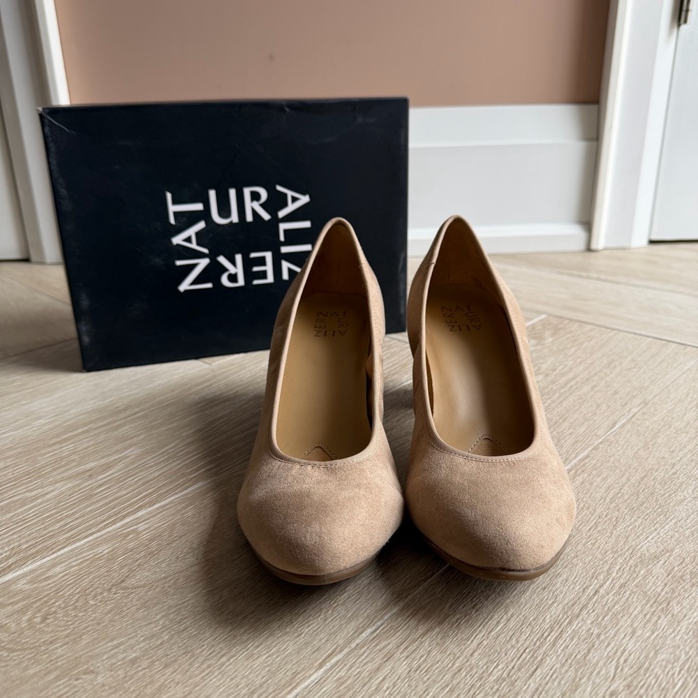 Naturalizer Women’s Beige Suede Pumps